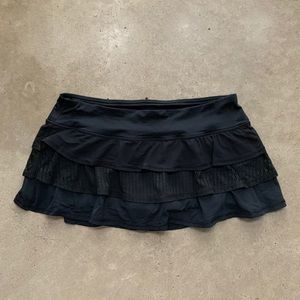 Lululemon black ruffle tennis skirt, size 6.